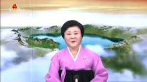 „Doamna în roz” a Coreei de Nord va fi cea care va anunţa Apocalipsa. Cine este Ri Chun-hee, crainica TV la auzul căreia „duşmanii tremură de frică”