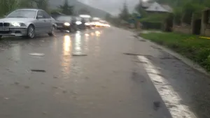Trafic îngreunat pe Valea Prahovei după o ploaie torenţială/ La Câmpina şi Breaza a căzut grindină de mărimea unui ou de porumbel | FOTO