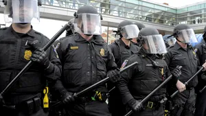 Şase poliţişti din Baltimore, inculpaţi pentru uciderea lui Freddie Gray