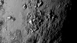 STUDIU: Relieful de pe Pluto e caracterizat de munţi înalţi şi o scoarţă lipsită de cratere - VIDEO