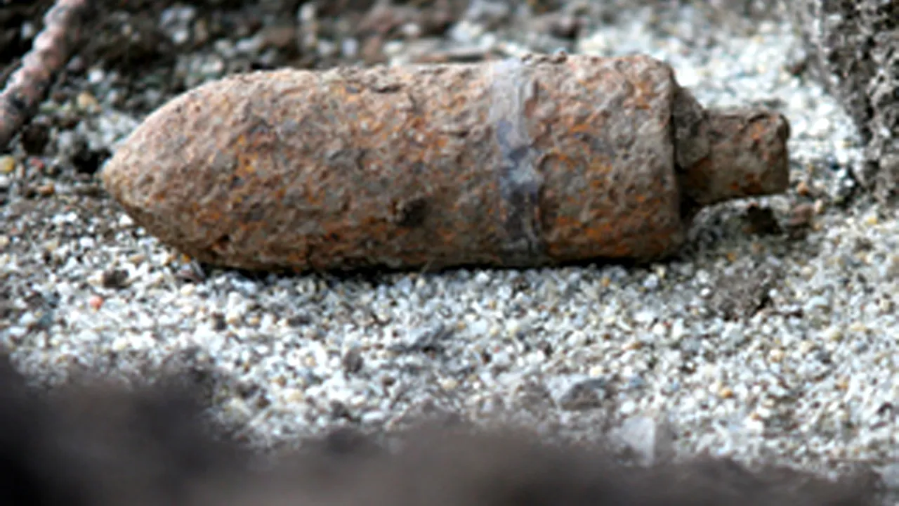 BOMBĂ din al Doilea Război Mondial, descoperită la aeroportul din Düsseldorf: Zborurile, suspendate o oră pentru detonarea controlată
