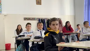 O şcoală dintr-un sat din Bacău în care ploua în clase a fost renovată cu ajutorul profesorilor