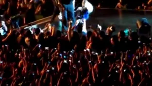 Beyonce, dată jos de pe scenă de un admirator înfocat în timpul unui concert în Brazilia - VIDEO