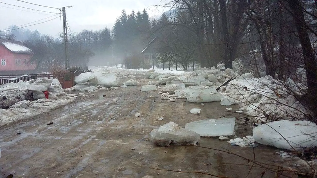 Cod galben de inundaţii în 18 bazine hidrografice, până miercuri după-amiază 