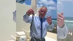 Un ministru a prins cu mâinile goale doi șerpi, bărbatul a fost mușcat de un deget. Incidentul a fost filmat