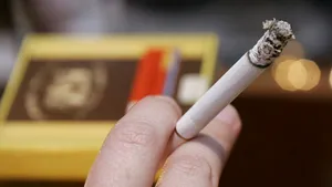 Philip Morris plăteşte daune record de 300 milioane dolari unei fumătoare