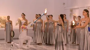 Torța olimpică pentru JO 2026 a fost aprinsă la Atena în interiorul Muzeului Arheologic, fără public