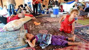 DRAMA irakienilor refugiaţi pe Muntele Sinjar: Le dau copiilor să bea sânge pentru a-i menţine în viaţă - VIDEO