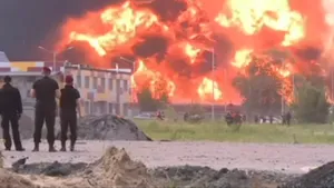 EXPLOZIE şi incendiu de amploare la un depozit de carburanţi lângă o bază aeriană în apropiere de Kiev - VIDEO