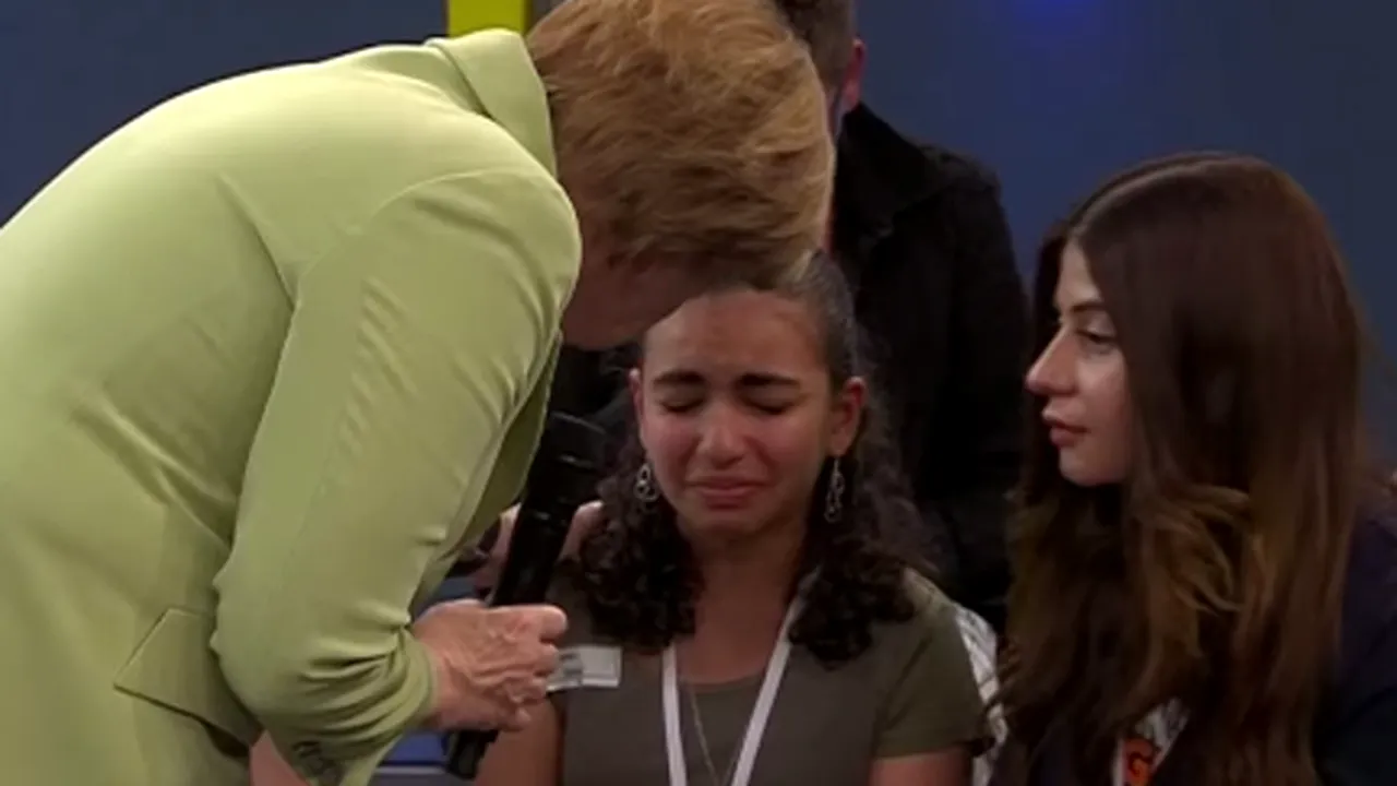 Angela Merkel, criticată pentru că ar fi făcut-o să plângă pe o fetiţă palestiniană - VIDEO