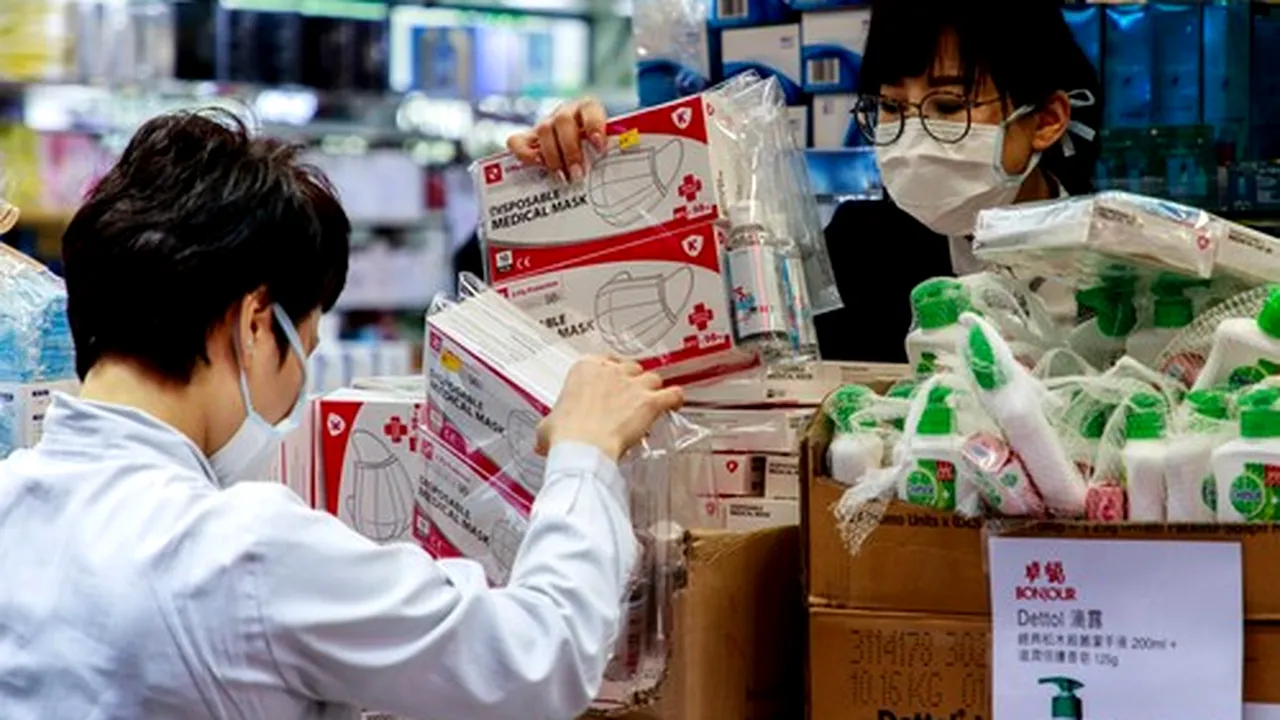 Stocurile medicale îi dau de gol pe chinezi: peste 2 miliarde de măşti importate în Wuhan într-o lună. Ţara care i-a ajutat este acum în criză de măşti chirurgicale
