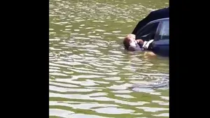 VIDEO Salvare spectaculoasă la Iaşi. O femeie a fost scoasă dintr-o maşină căzută într-un lac. Salvatorul este Cristian Neculau, poliţist