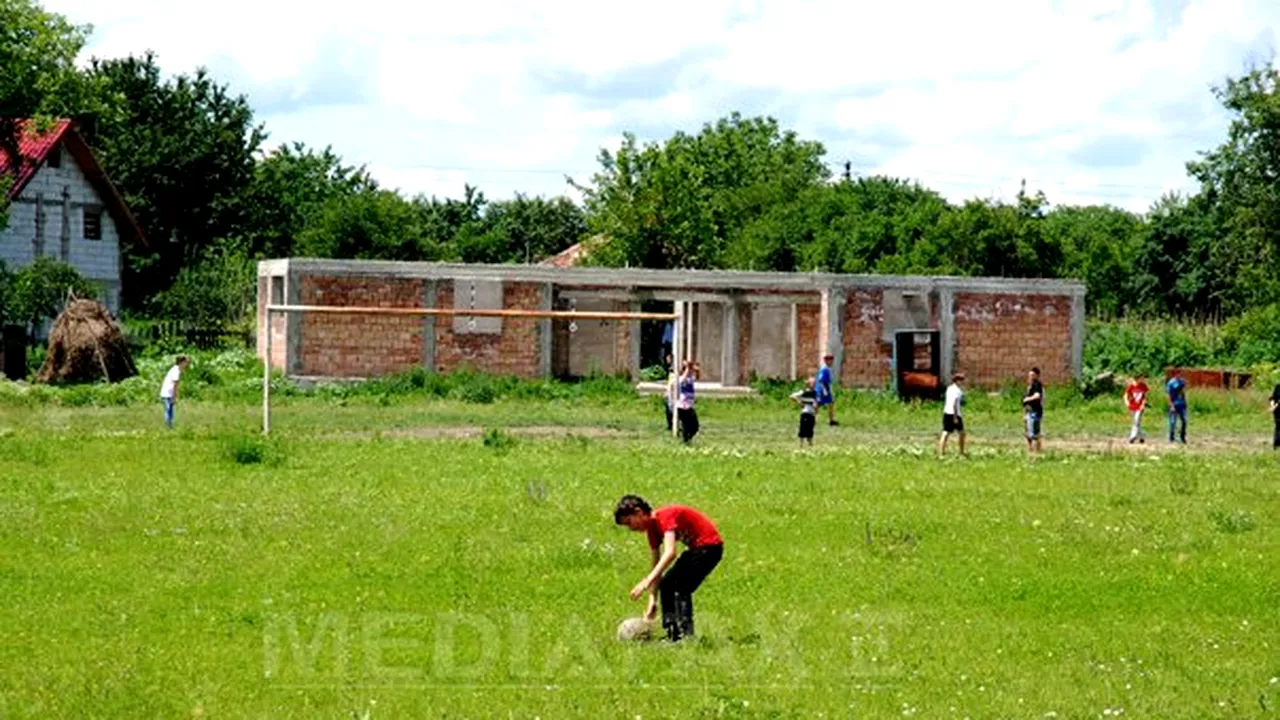 REPORTAJ: Terenuri de sport începute şi lăsate în paragină în sate vasluiene fără apă şi drumuri - FOTO