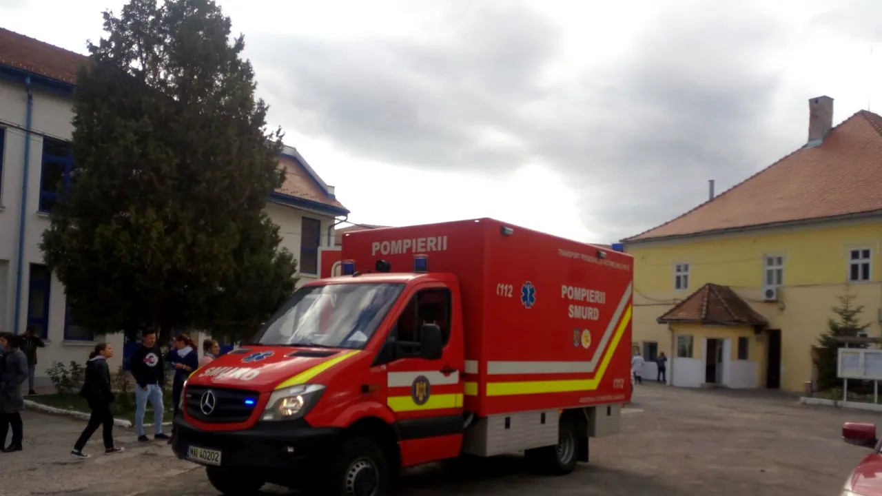 Şase elevi au fost duşi la spital, după ce o fată a pulverizat un spray iritant în clasă