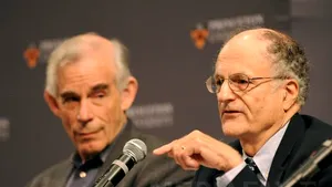 Ce spun laureaţii premiului Nobel pentru economie despre supravieţuirea euro şi revenirea economiei mondiale