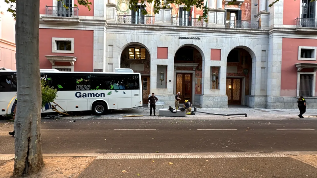 Un autobuz care transporta muncitori sezonieri, posibil și români, s-a izbit de o clădire în Spania: cel puțin 43 de răniți
