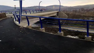 GALERIE FOTO Primăria Bistriţa a investit peste un milion de euro într-un pod care nu poate fi folosit