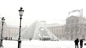 Ninsorile perturbă circulaţia şi închid Turnul Eiffel. Vezi cum arată Parisul pe timp de iarnă - FOTO