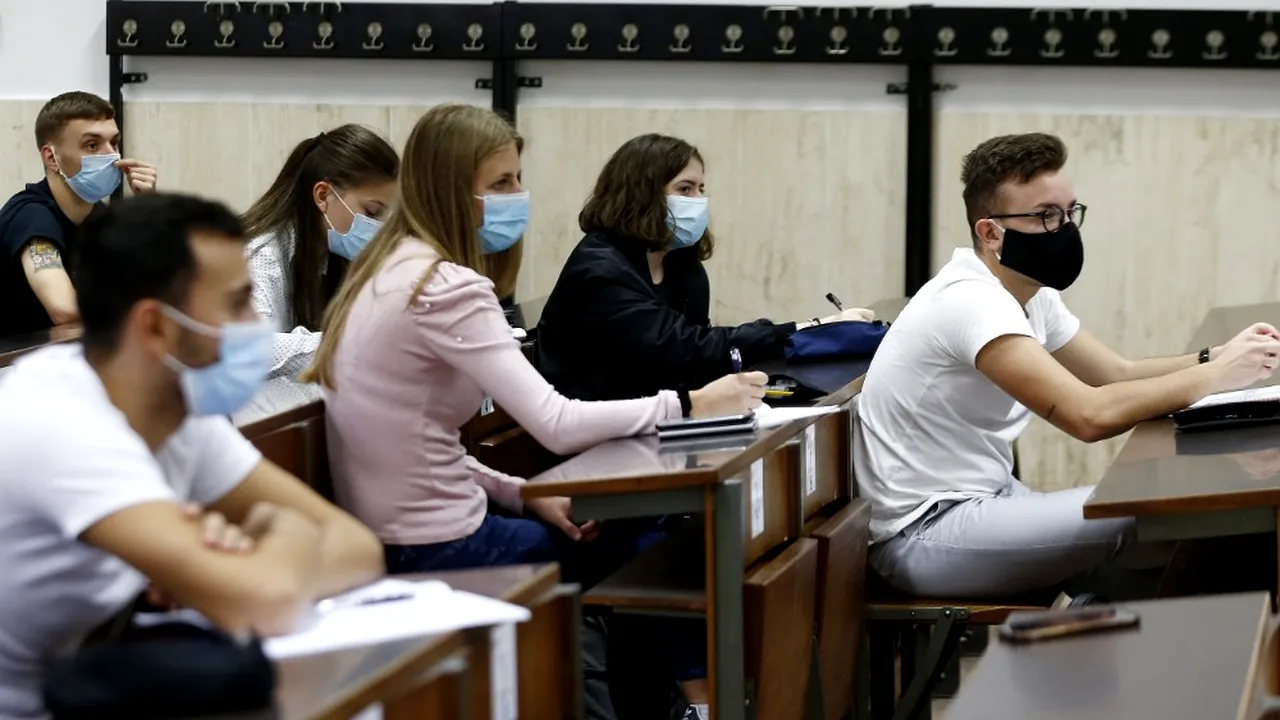 Decizie definitivă: profesorii au dreptul să le solicite studenţilor să vină vaccinaţi la examene