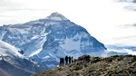 Record pe Vârful Everest. 274 de alpiniști au ajuns pe cel mai înalt munte într-o singură zi