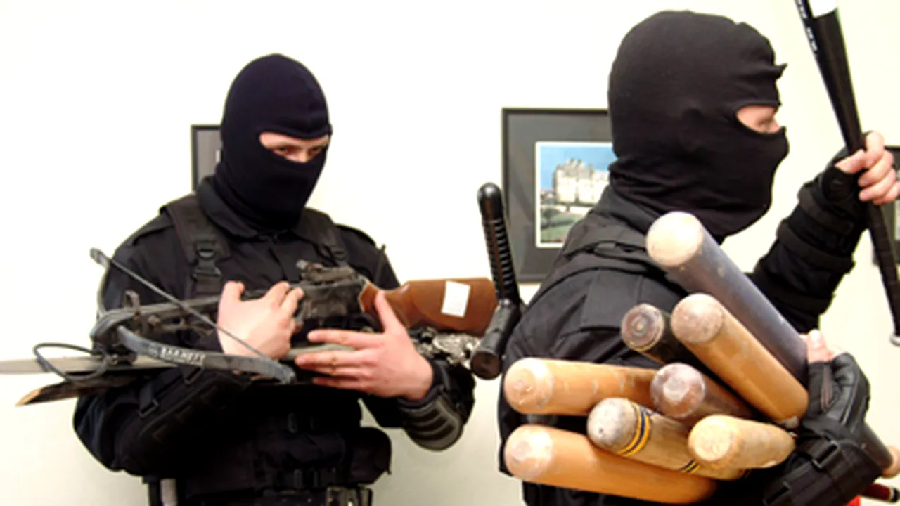 Arme, cartuşe, săbii şi topoare, confiscate în urma unor descinderi în Ilfov