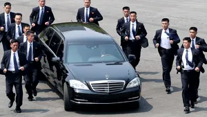 Daimler anunţă că nu ştie cum a achiziţionat Kim Jong Un limuzinele blindate folosite