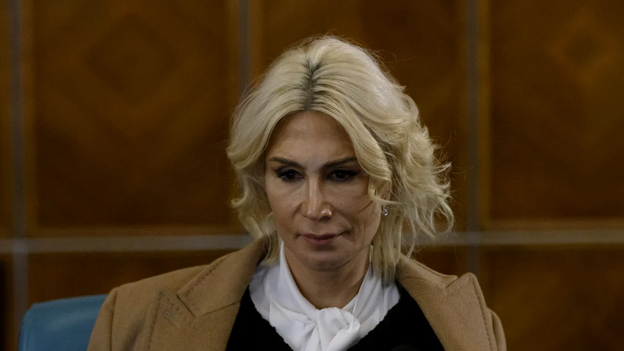 Tezaurul dacic a ieşit ilegal din ţară. Lucian Romaşcanu: Raluca Turcan trebuie să dea urgent câteva explicaţii