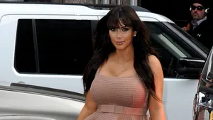 Kim Kardashian a născut o fetiţă, cu o lună înainte de termen