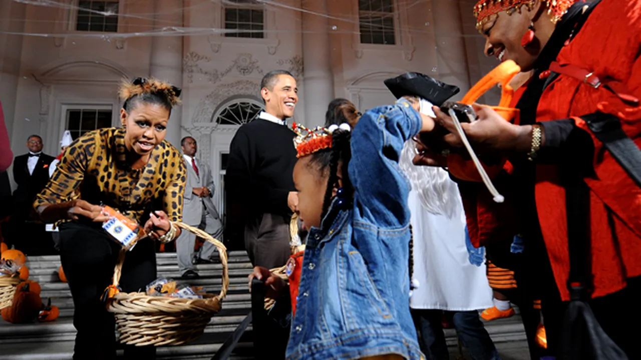 Barack şi Michelle Obama au împărţit dulciuri de Halloween - GALERIE FOTO