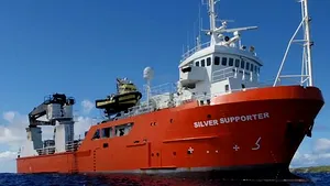 Un marinar a supravieţuit după 14 ore de stat în Oceanul Pacific. O geamandură abandonată l-a salvat