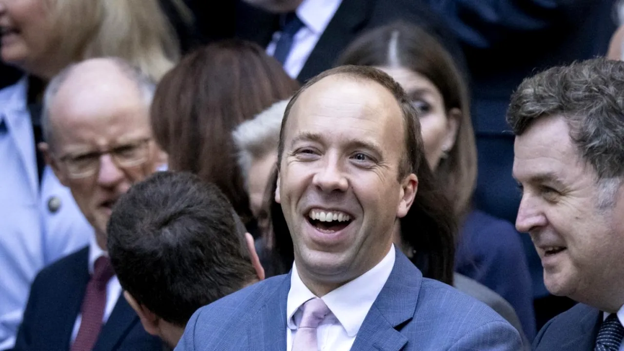 Fostul ministru britannic Matt Hancock şi-a pierdut postul de deputat, după ce s-a aflat că va participa la reality show-ul „Sunt celebru, scoate-mă de aici”

