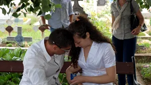 REPORTAJ: Discreţie la înhumarea copilului lui Carmen Şatran. Jurnaliştii, invitaţi să iasă din cimitir