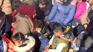 GALERIE FOTO Peste 50 persoane, printre care 21 de copii, salvate din apele Mării Egee de poliţiştii români