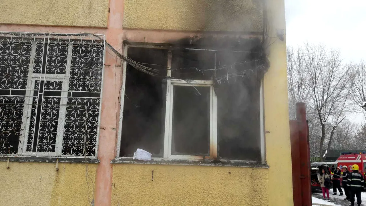 Incendiu în cancelaria Şcolii 77 din Capitală. Un bărbat a fost transportat la spital 
