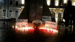 ”Mesagerul gândurilor bune” | Un brad de Crăciun a fost împodobit cu mesaje pentru victimele incendiului din Colectiv - VIDEO