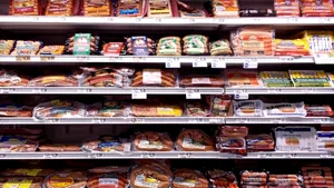 Pe modelul Legii antifumat, un senator USR vrea limitarea acizilor graşi din alimentele procesate