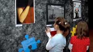 De ce autiştii evită să fie îmbrăţişaţi?