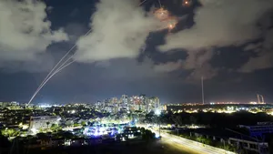 În timp ce se aşteaptă replica Israelului, dronele i-au lovit iarăşi teritoriul / Hezbollah a revendicat atacul / Iranul ameninţă cu o armă niciodată folosită / Comandant Hezbollah eliminat