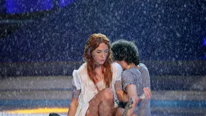 Dans ţigănesc şi dans contemporan în ploaie, la 