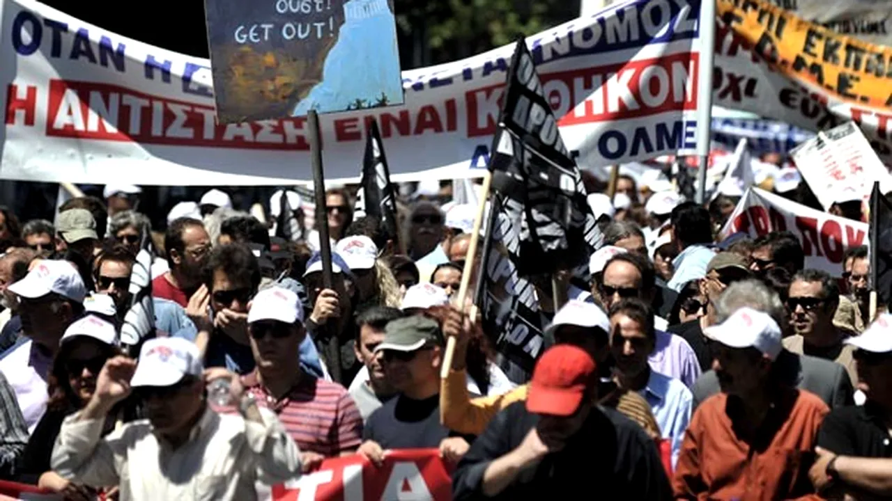 Mii de greci protestează la Atena faţă de măsurile de austeritate anunţate de Guvern
