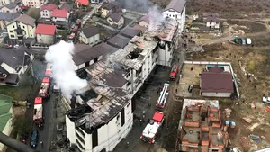 O femeie însărcinată, care a inhalat fum în urma incendiului de la blocurile din Chiajna, a fost dusă la spital 