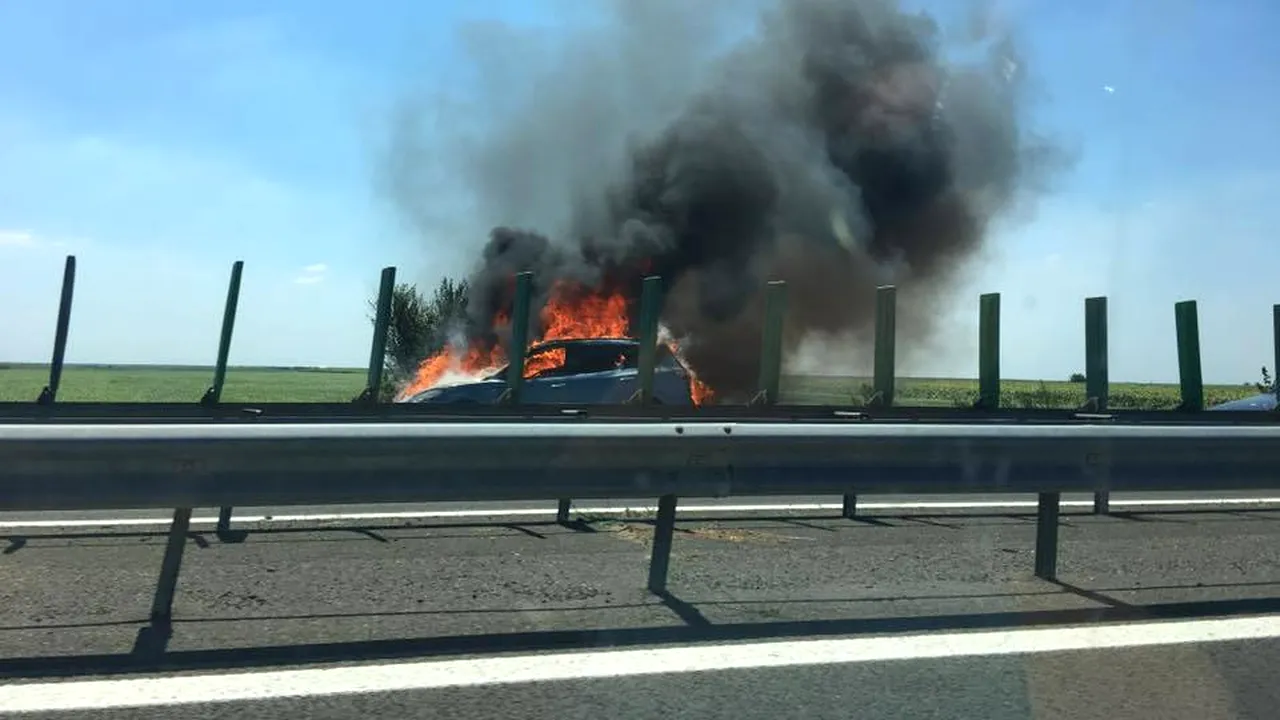 Maşină în flăcări pe Autostrada Soarelui. Nicio persoană nu a fost rănită