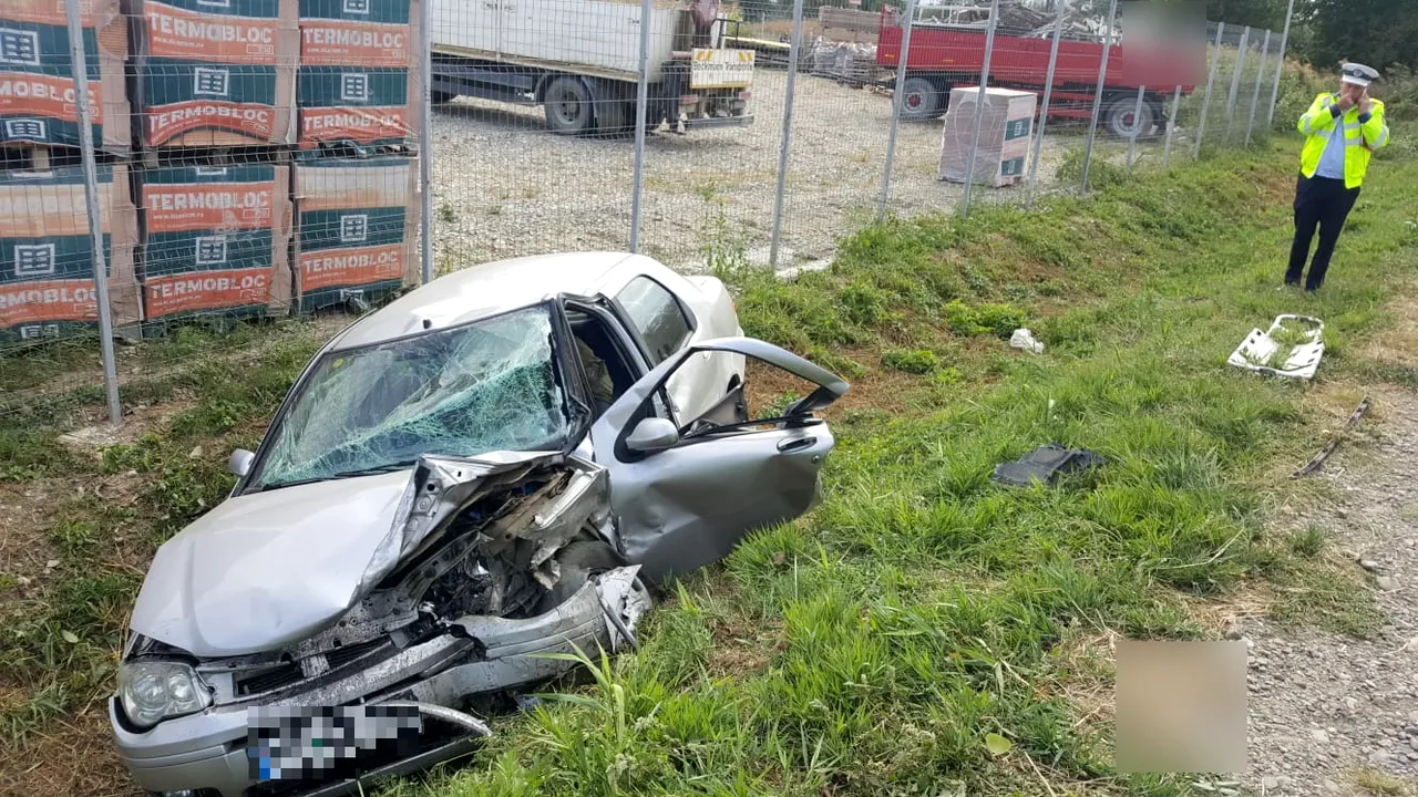 Impact puternic în Bacău. Două persoane au murit, iar alta a fost rănită, în urma coliziunii dintre două maşini | FOTO