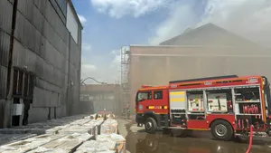 Hală în flăcări în Sectorul 3 din Capitală. Intervin 10 autospeciale ale pompierilor