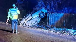 Patru tineri s-au răsturnat cu maşina pe o şosea din Olt. Doi sunt în stare gravă