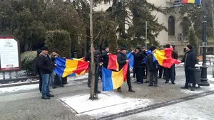 FOTO Douăzeci de reprezentanţi ai PSD s-au adunat la Iaşi şi strigă 