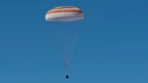O capsulă Soyuz având la bord trei astronauţi de pe ISS a aterizat cu bine în Kazahstan