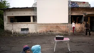 REPORTAJ: Viaţă de copil printre kilometri de peliculă, în ruinele Depozitului de filme din Cluj - FOTO