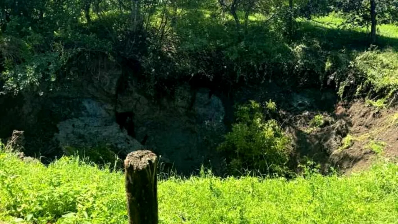 Au început lucrările de stabilizare a terenului prăbușit în zona fostei mine de sare din Coștiui, Maramureș