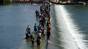 Valuri de migranţi asaltează graniţa Statelor Unite cu Mexicul. Autorităţile de frontieră nu intervin